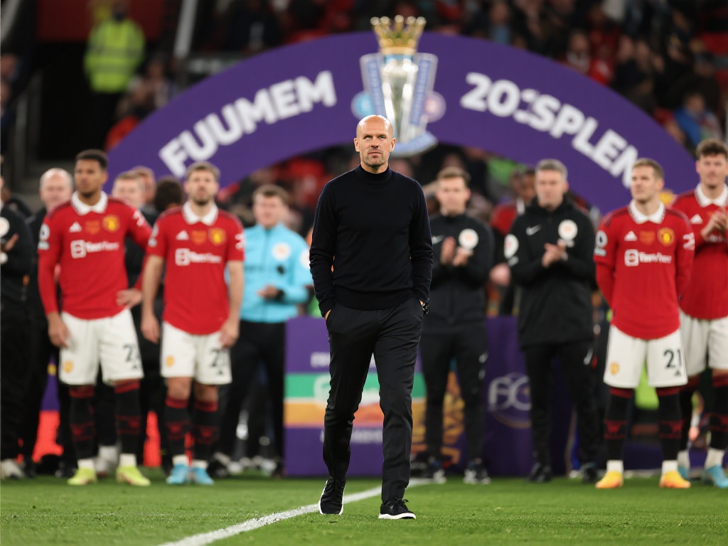 课堂尾声总有惊喜!曼联挺进足总杯决赛,滕哈格帅位稳固 前言
在竞争激烈的英超联赛中,一支球队