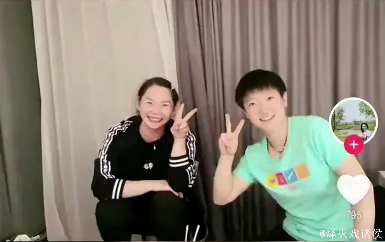 姐妹情深！孙颖莎离队返回北京治疗脚伤，何卓佳一人陪同贴心照顾